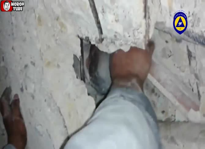 Video: Following a strike, Syrian White Helmets rescue a baby from debris
